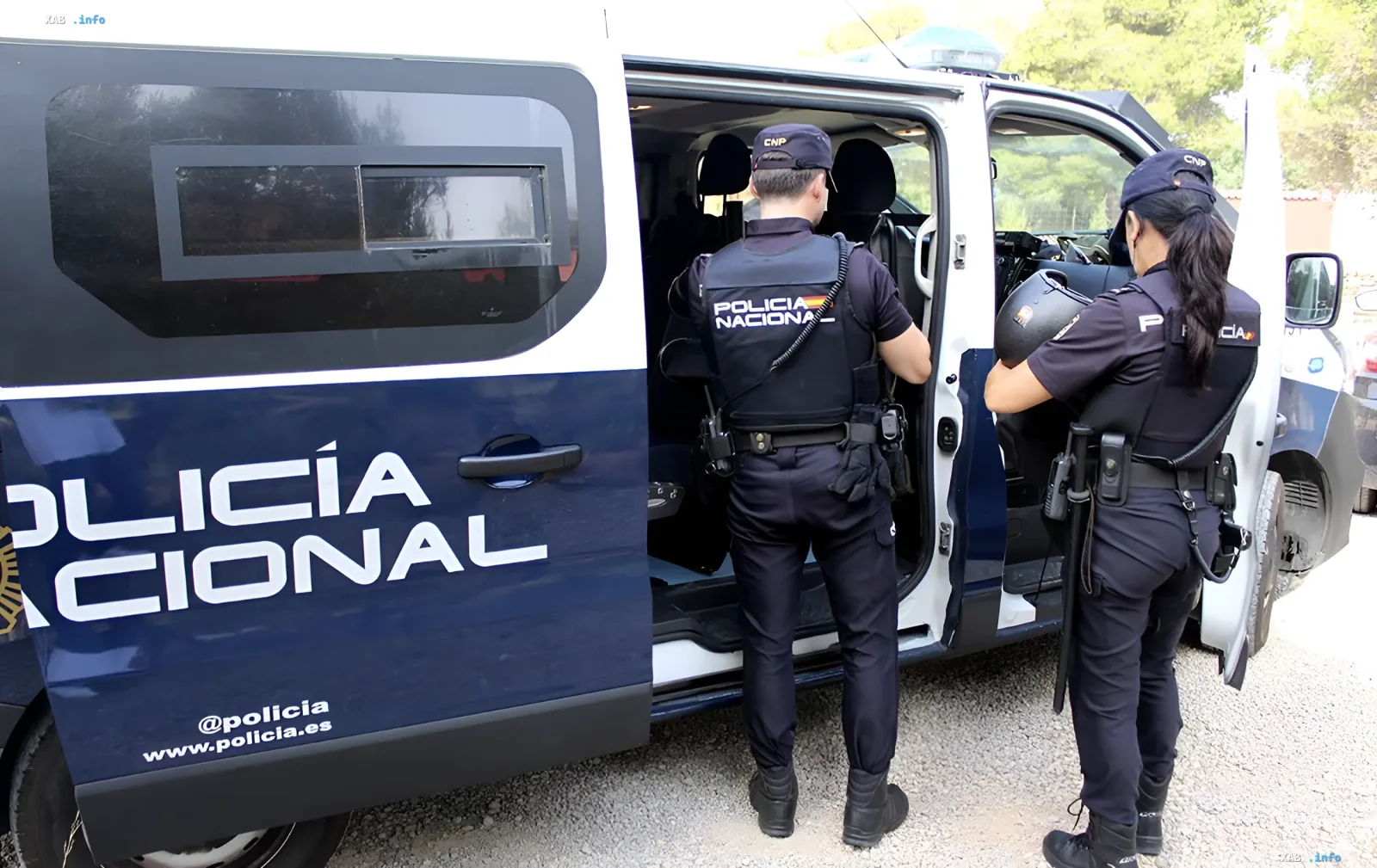 Испанские полицейские Национальной полиции (Policía Nacional) у служебного фургона после ликвидации сети контрабанды наркотиков и мигрантов на 24 млн евро