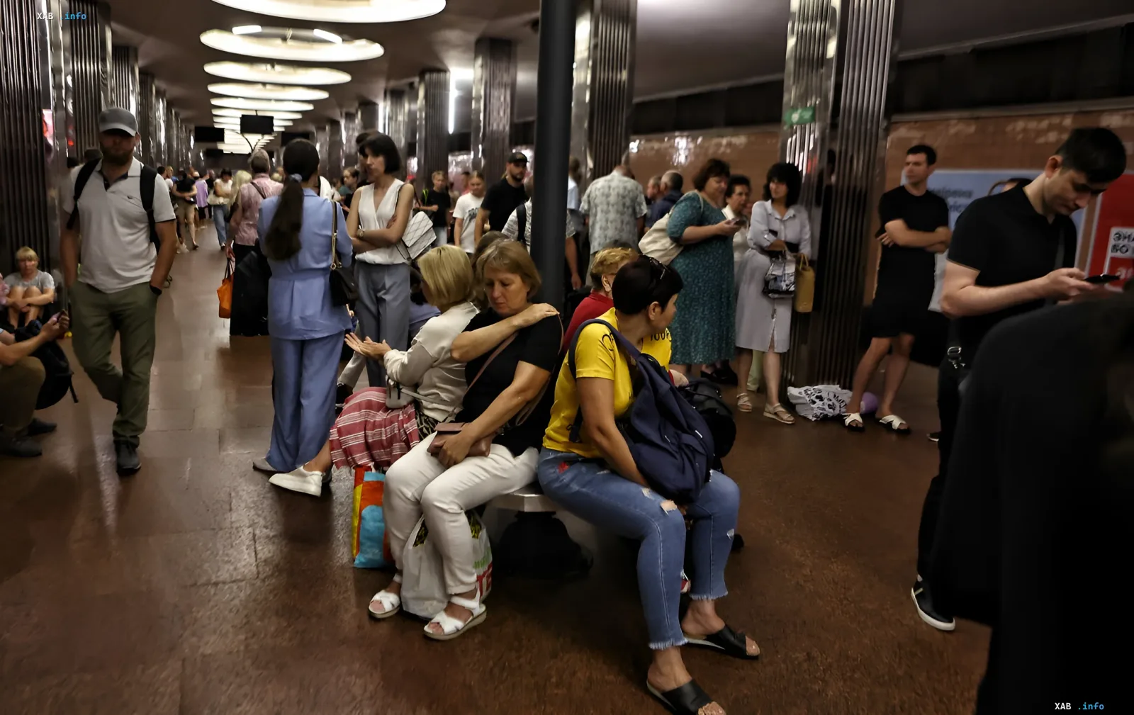 Жители Киева в укрытии метро во время удара ударных БПЛА по столице