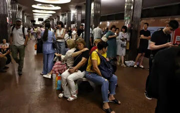 Жители Киева в укрытии метро во время удара ударных БПЛА по столице