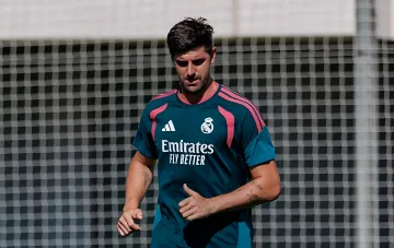 Thibaut Courtois beim ersten Training beim Real Madrid nach der WM 2026: Torwart im Team-Kit vor dem Tor