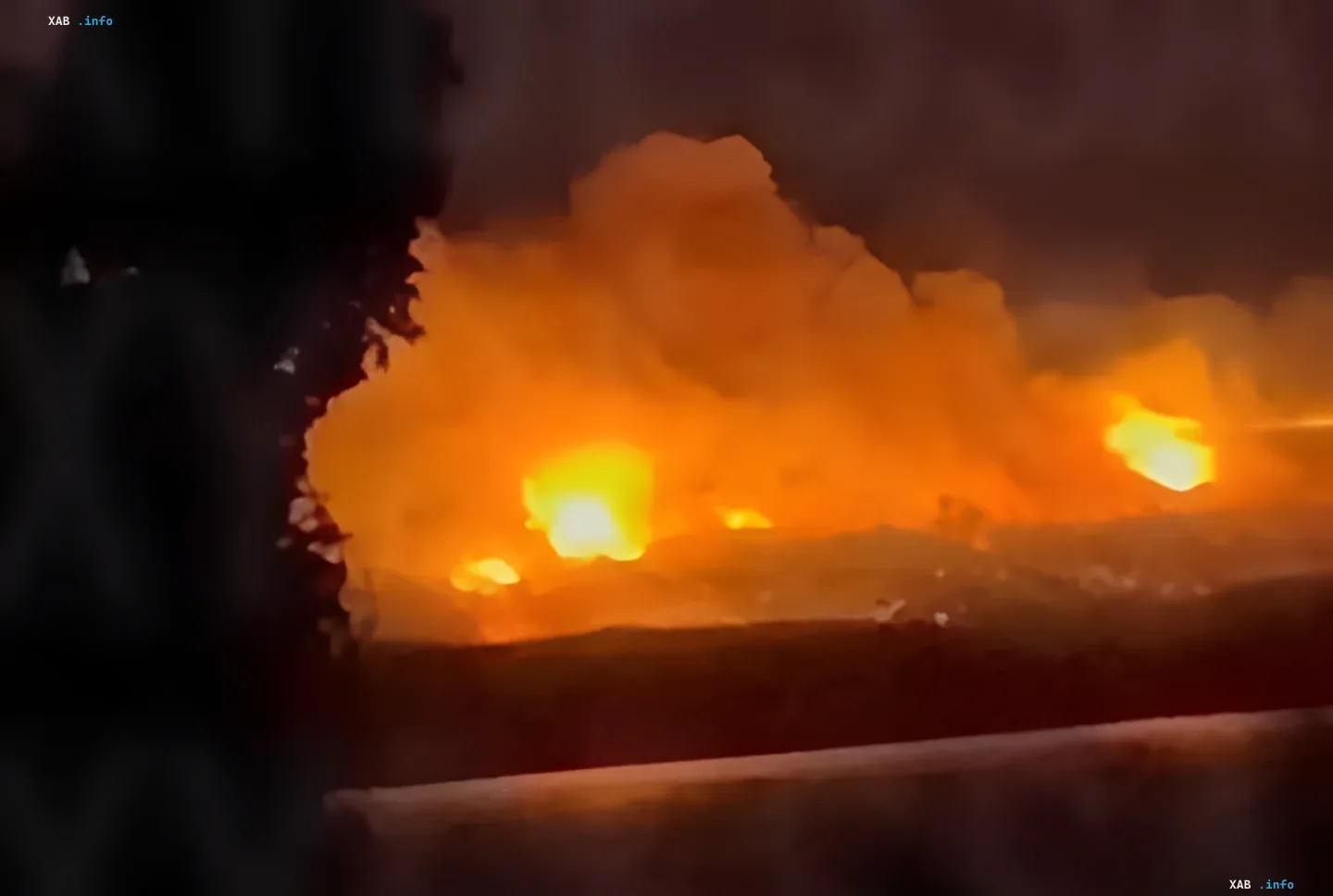 Feuerwand des Feuers im Gebiet Kuialnyk, das den Nachthimmel über Odessa erhellt
