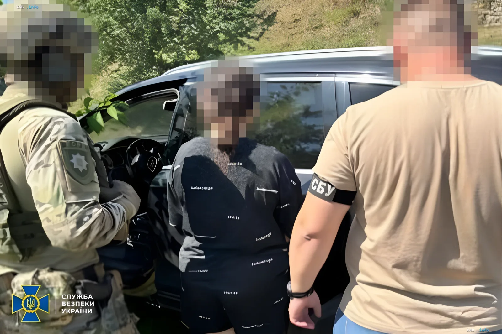 Задержание уклониста от мобилизации сотрудниками СБУ Сотрудники СБУ и правоохранители задерживают уклониста от мобилизации у автомобиля
