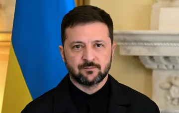 Президент Украины Владимир Зеленский на фоне украинского флага после переговоров с президентом Сербии о гуманитарной помощи