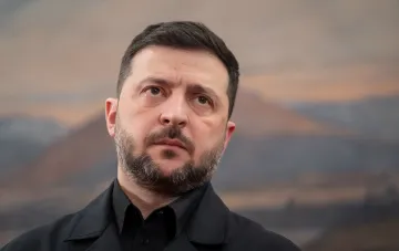 Президент Украины Владимир Зеленский на фоне гор, обсуждающий поставки ракет Patriot от Германии и Польши