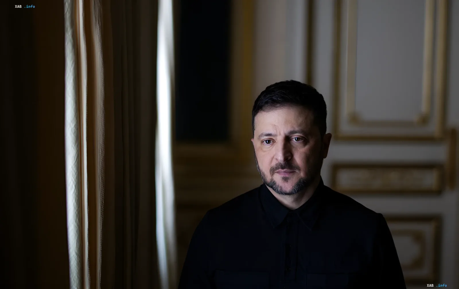 Президент Украины Владимир Зеленский в темной рубашке, смотрящий в камеру на фоне роскошного интерьера — иллюстрация к статье о западных задержках в развитии украинской баллистики