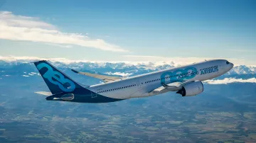 Самолет Airbus A330-800neo в полете над горами, символизирующий рекордный спрос на авиатехнику и проблемы с поставками в 2026 году