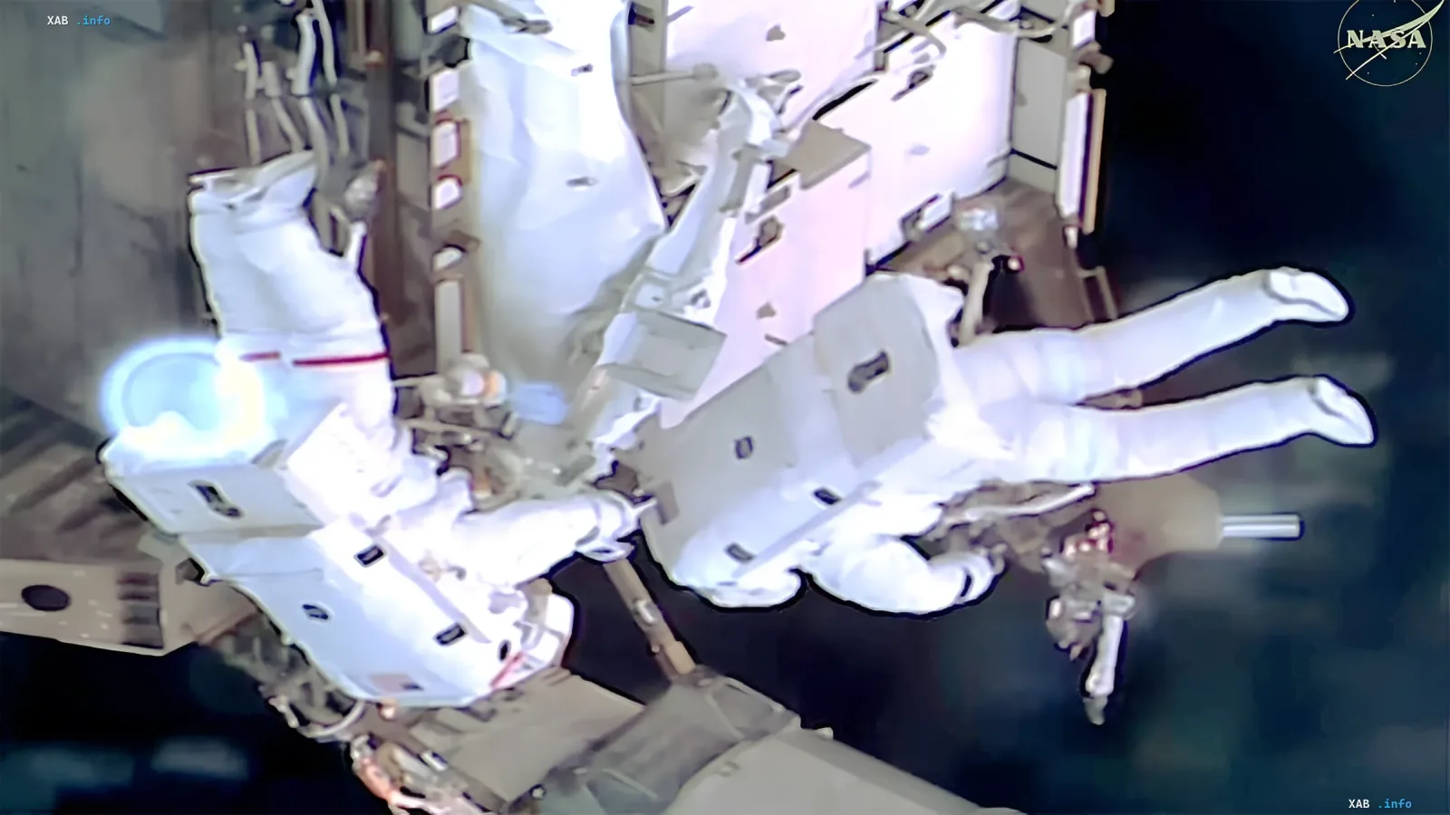 Астронавты NASA в скафандрах проводят критический апгрейд МКС, готовя станцию к безопасному сходу с орбиты