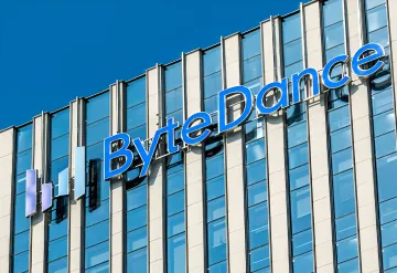 ByteDance-Logo an der Fassade eines modernen Gebäudes, das den Start eines neuen KI-Modells mit 10 Billionen Parametern symbolisiert
