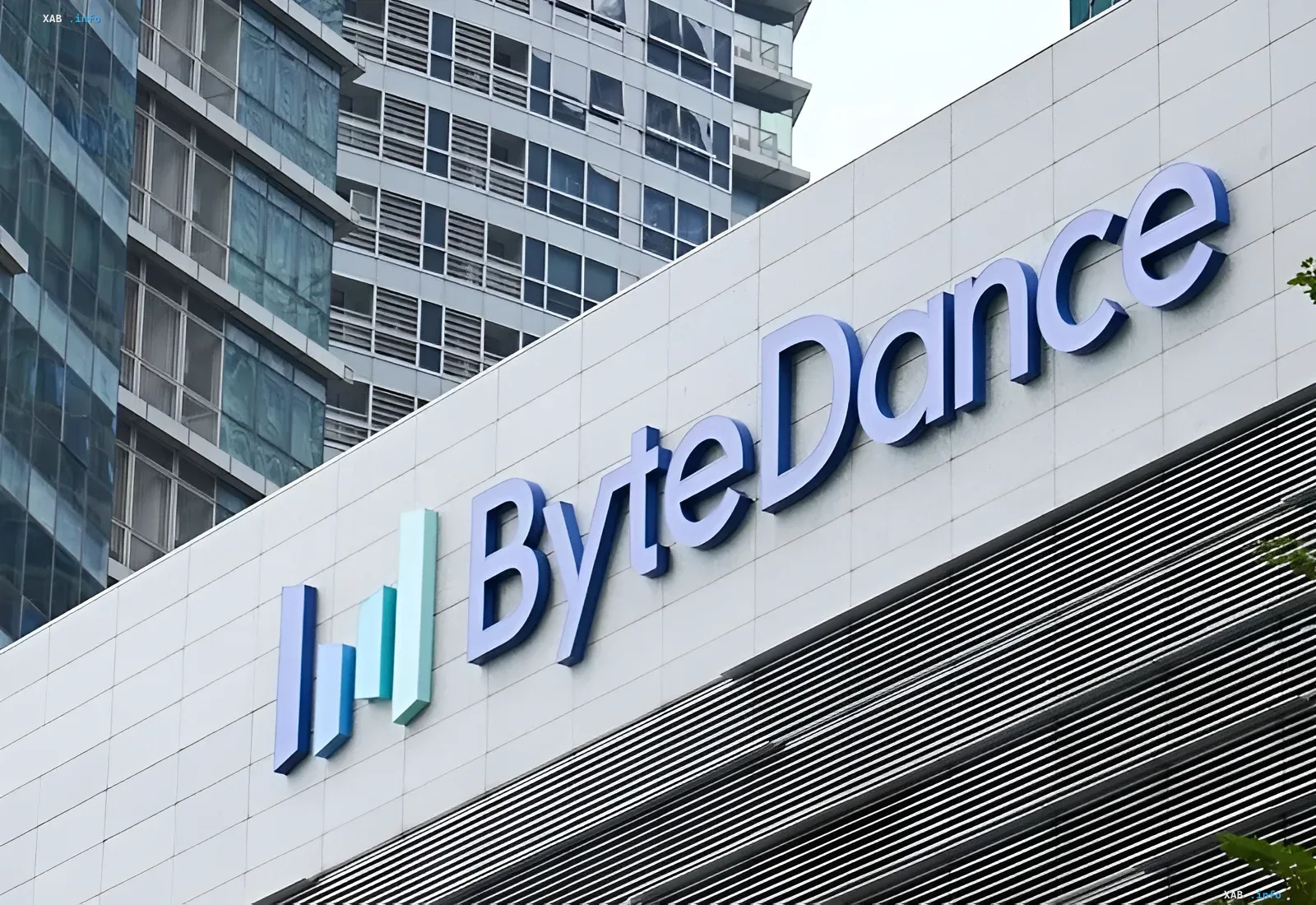 ByteDance-Logo an der Gebäudefassade: Unternehmen verbietet Destillation von KI-Modellen der Konkurrenz als Reaktion auf US-Vorwürfe