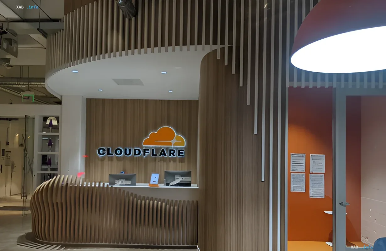 Логотип Cloudflare на стене офиса: символ инноваций, стоящих за запуском Kitesurf — первого облачного браузера для ИИ-агентов