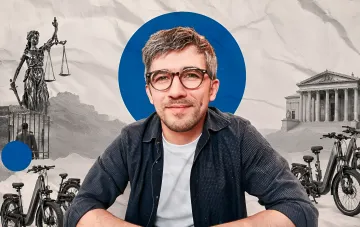 Дмитрий Карчук, директор CEO Club Ukraine, на фоне символов правосудия, велосипедов и здания суда, иллюстрирующих его дело о воровстве велосипедов в Германии и задержании в Польше