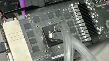 Grafikkarte RTX 2060 mit installiertem Custom-Wasserkühlung: Direkt-zu-Chip-Block (DWB) auf dem GPU-Chip und transparente Schläuche des Systems