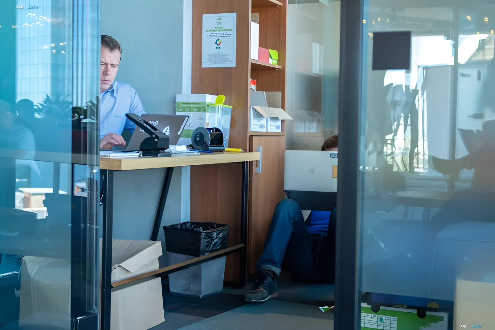 Büromitarbeiter arbeiten an Laptops in einer unsicheren Umgebung, was die Angst europäischer Unternehmen vor einem möglichen Ausschluss von US-Technologien veranschaulicht