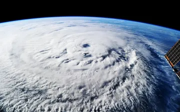 Satellitenbild eines starken Hurrikans über der Erde, das die Bedeutung genauer Wettervorhersagen mit Google DeepMinds KI WeatherNext verdeutlicht