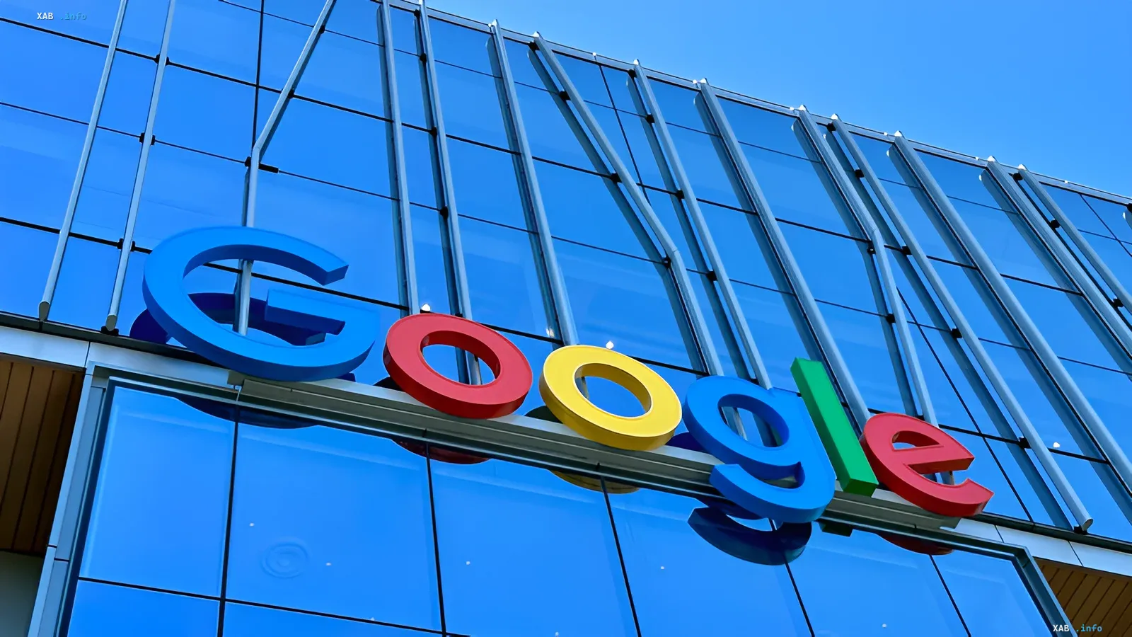 Google-Logo an der Gebäudefassade, das das neue Benennungssystem für Hackergruppen symbolisiert