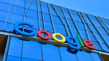 Google-Logo an der Gebäudefassade, das das neue Benennungssystem für Hackergruppen symbolisiert