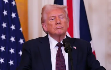 Дональд Трамп на пресс-конференции, обсуждающий бурение в Гренландии без разрешения властей