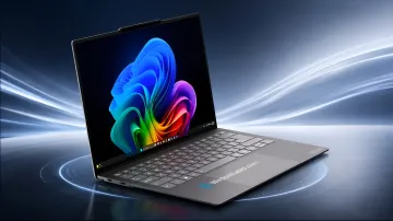 Konzeptkunst des ultradünnen Lenovo ThinkBook Aeroblade Laptops mit Windows 11-Bildschirm vor futuristischen Lichtstreifen