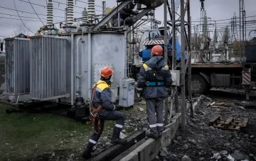 Енергетики відновлюють пошкоджений трансформатор в Одесі після ракетної атаки РФ