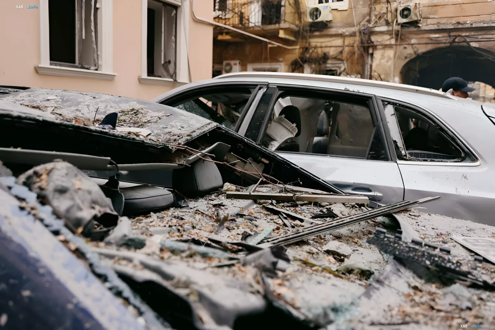 Знищені автомобілі та уламки будівель після повторного удару по Одесі 9 серпня — наслідки атаки, що призвели до пошкодження ТЕС та блокування мосту в Маяках