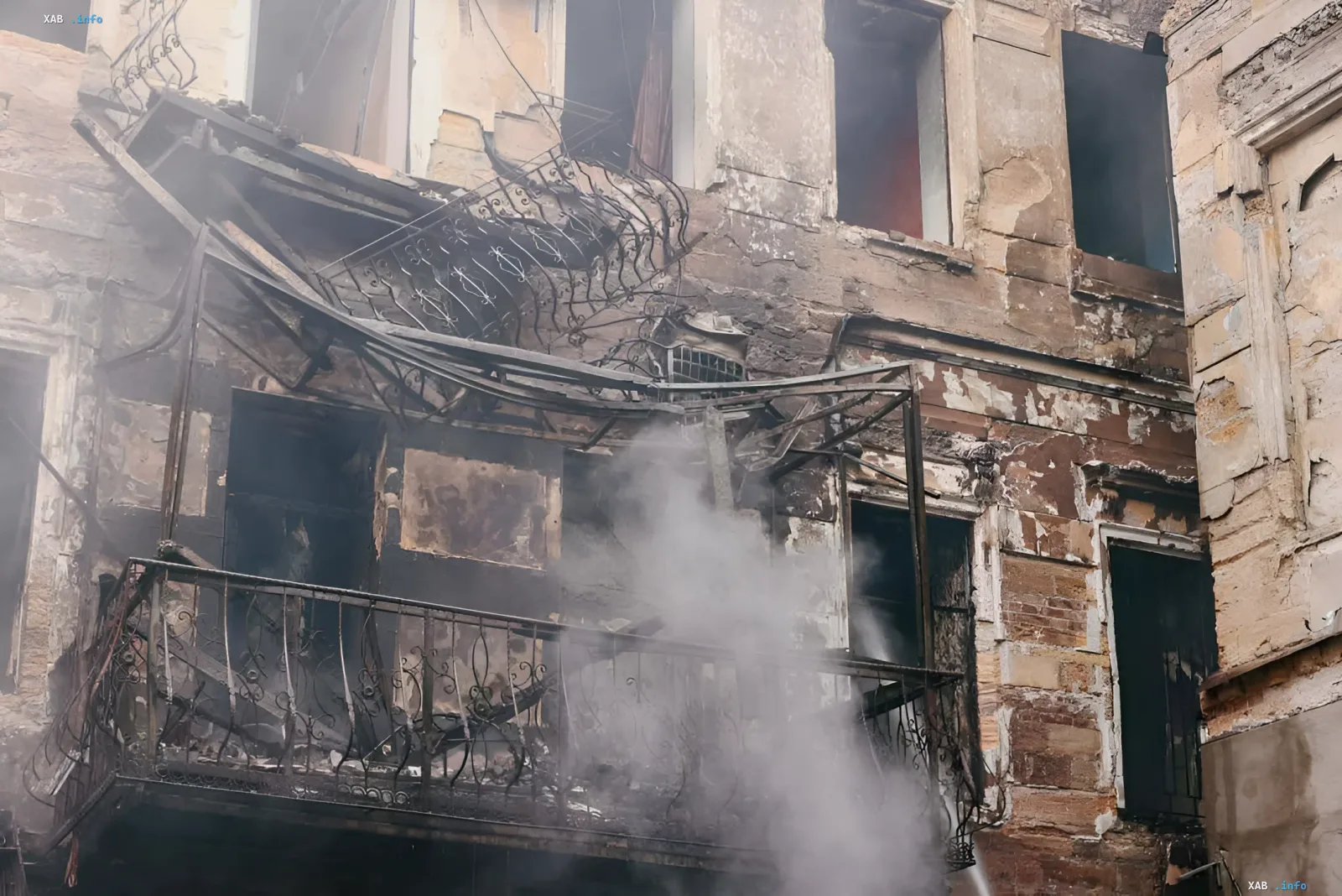 Destruction in Odesa after the August 9 strike Aftermath of the second strike on Odesa on August 9: a burning building with a damaged balcony and smoke, symbolizing the destruction in the city