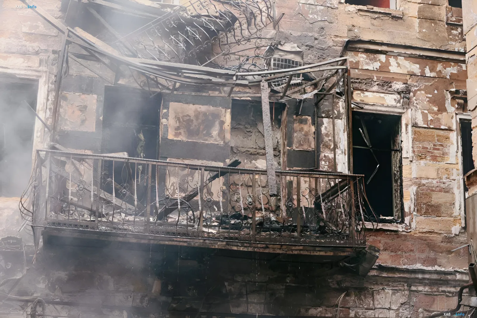 Destruction in Odesa after August 9 strike — damaged balcony Damaged balcony of a residential building in Odesa after the second strike on August 9: signs of fire, smoke and destruction