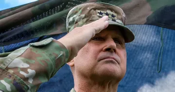 US-Armee-General in Tarnuniform mit drei Sternen auf der Mütze, der salutiert und die Entlassung eines hochrangigen Offiziers symbolisiert, der die Hilfe für die Ukraine überwachte