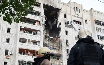 Разрушенный жилой дом в Харькове после ракетного удара, спасатели на месте происшествия