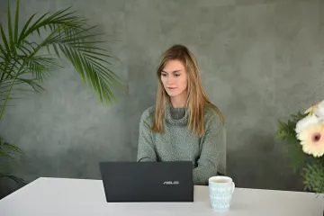Frau arbeitet an einem Laptop und analysiert Kundendaten für die ChatGPT-Integration