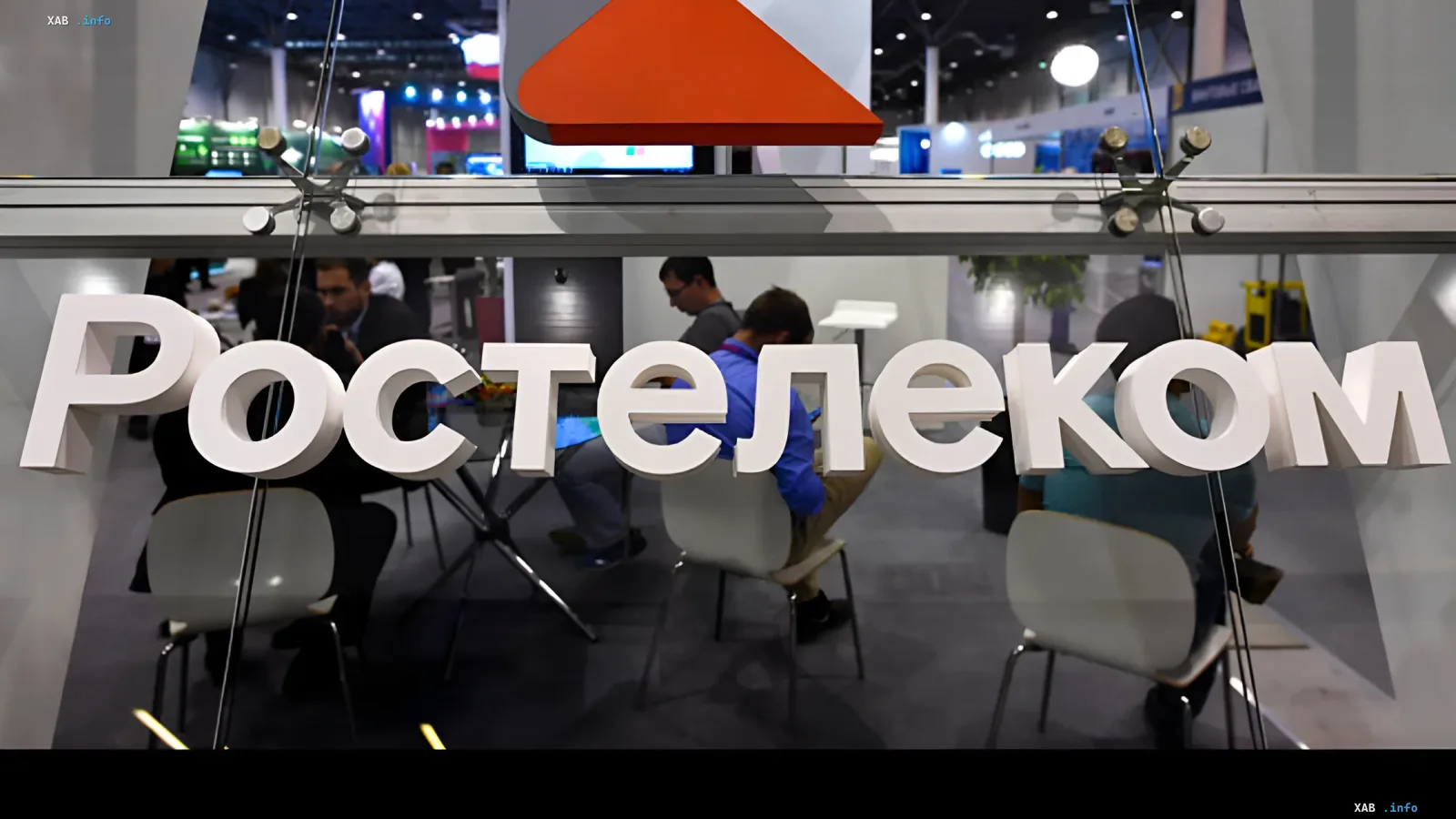 Логотип Ростелекома на стеклянной стене офиса во время масштабного сбоя, парализовавшего Рунет