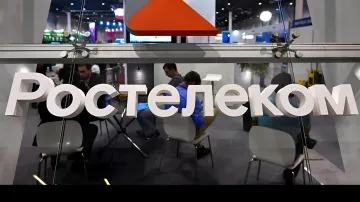 Логотип Ростелекома на стеклянной стене офиса во время масштабного сбоя, парализовавшего Рунет