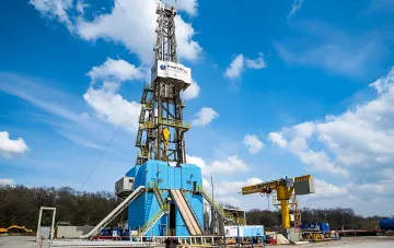 Буровая установка «Укрнафты» на фоне голубого неба, ставшая целью российских атак в преддверии отопительного сезона