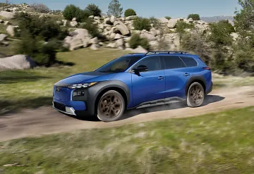 Blauer Subaru-Elektrofahrzeug auf unwegsamem Gelände: Symbol des Kampfes mit Toyota um den EV-Markt