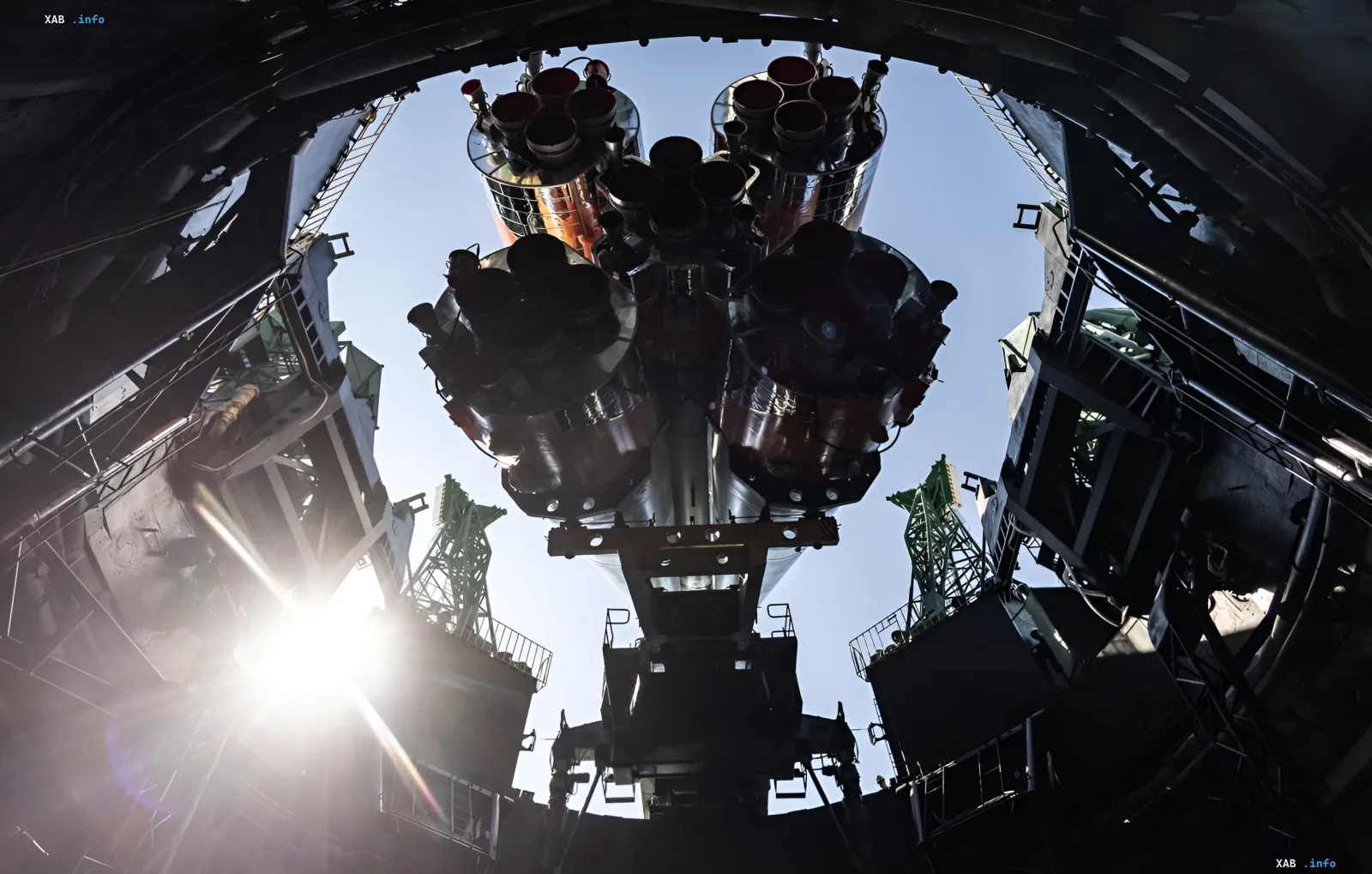 Ракета-носитель «Союз-2» на стартовом комплексе космодрома «Восточный», вид снизу на двигатели перед запуском