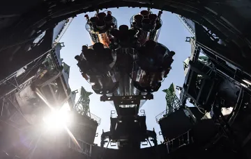 Ракета-носитель «Союз-2» на стартовом комплексе космодрома «Восточный», вид снизу на двигатели перед запуском