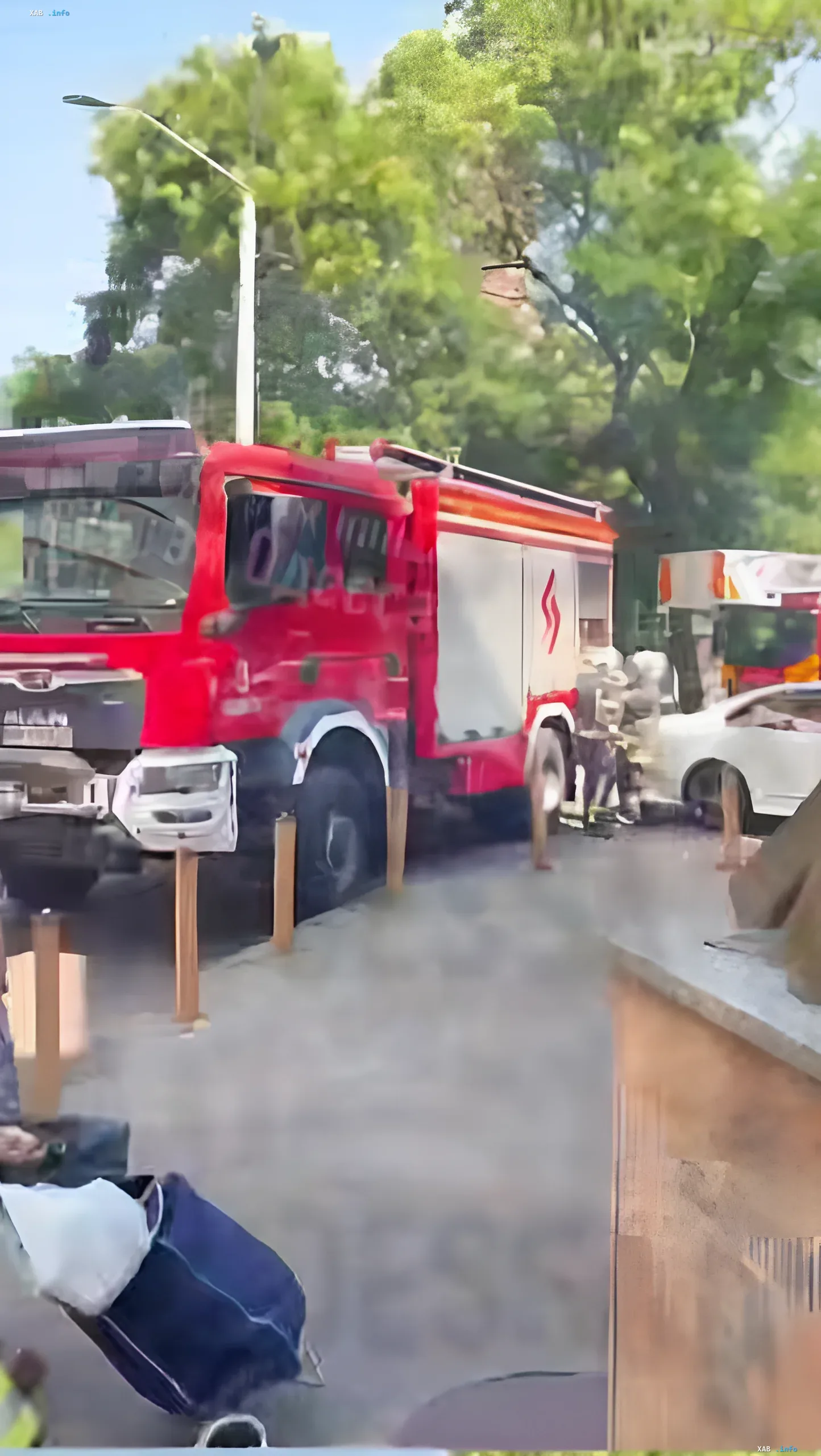 Пожарная машина на месте взрыва паров бензина в Одессе, где охранник «Копейки» получил ожоги при заправке генератора