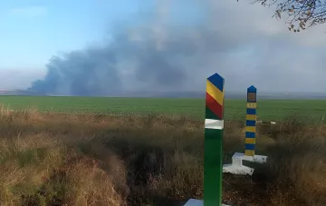 Густой дым поднимается над полем в Штефан-Водском районе Молдовы после падения боевого дрона