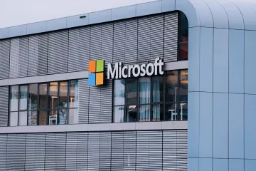 Microsoft-Gebäude mit Logo an der Fassade, das die korporation symbolisiert, deren Berichte Risiken der Abhängigkeit von OpenAI verbergen