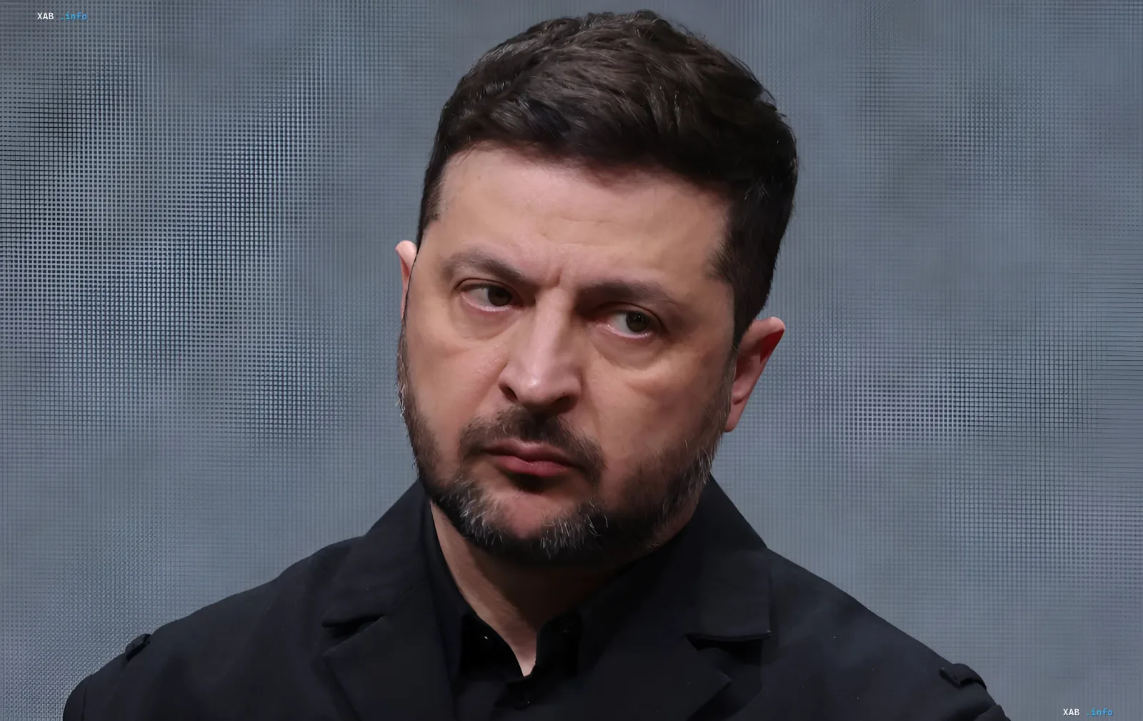Президент Украины Владимир Зеленский на фоне экрана, обсуждая проблемы с производством Patriot