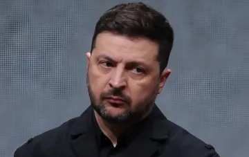 Президент Украины Владимир Зеленский на фоне экрана, обсуждая проблемы с производством Patriot
