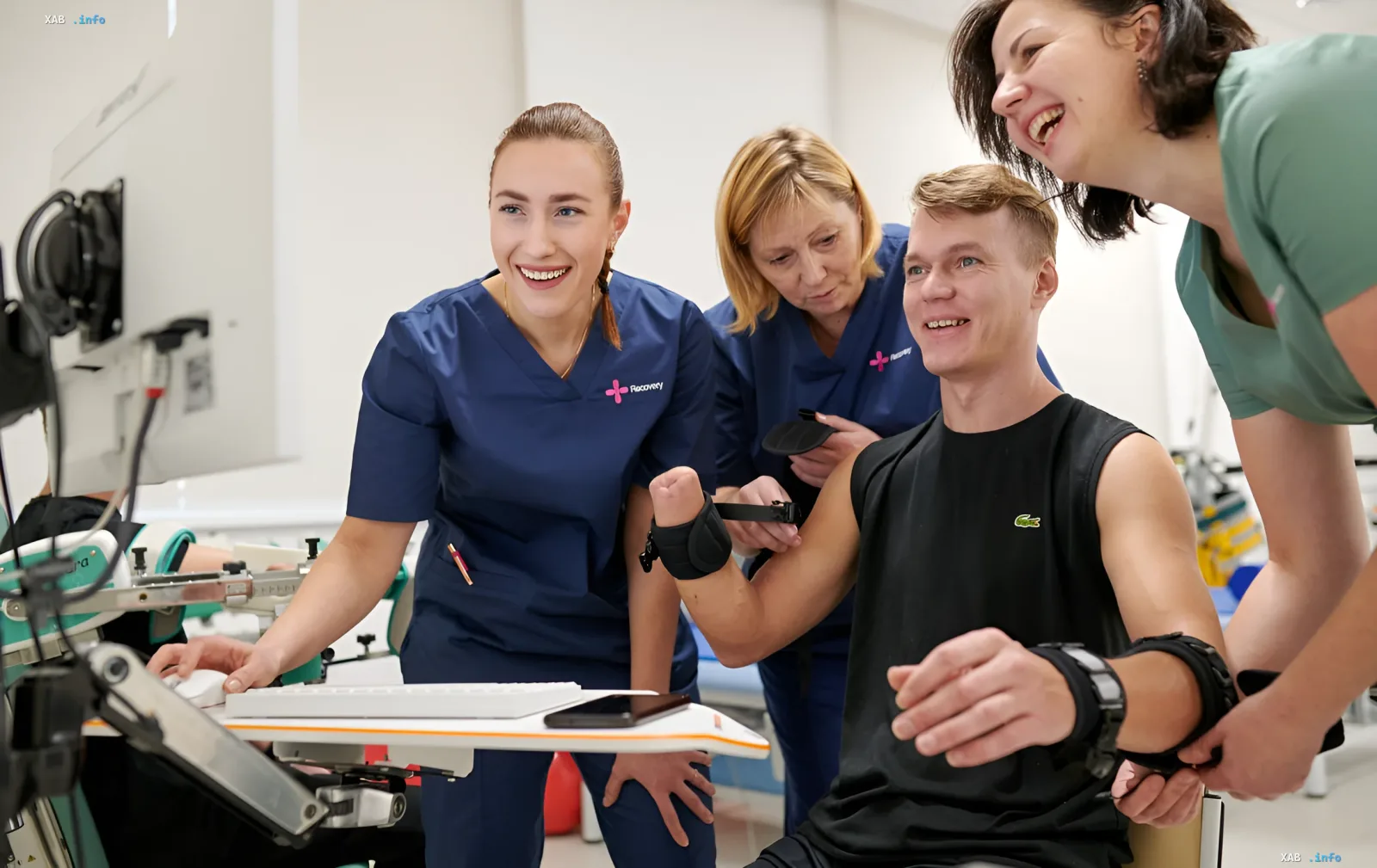 Реабилитация украинского военного в клинике RECOVERY: команда специалистов помогает пациенту с использованием высокотехнологичного оборудования для восстановления функций рук