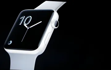 Apple Watch Series 12 в белом керамическом корпусе с циферблатом '10' и новым форм-фактором, представленным в 2026 году