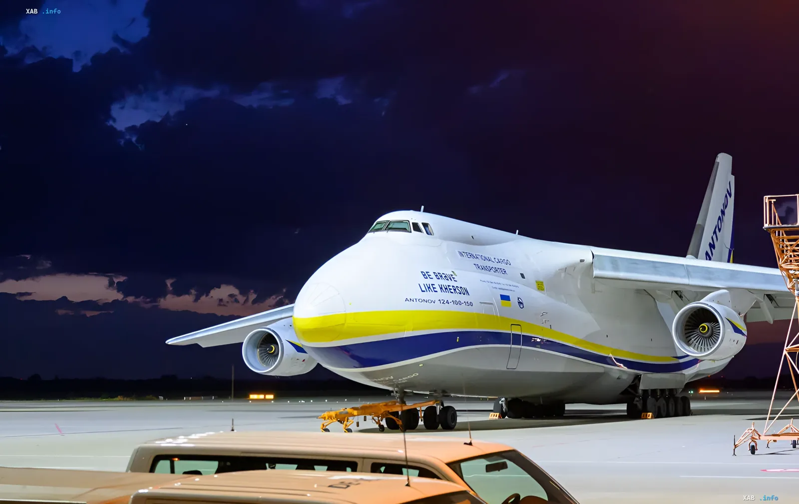 Ан-124-100-150 Antonov с надписью 'BE BRAVE LIKE KHERSON' на аэродроме в Лейпциге — самолет, подвергшийся атаке дроном с Semtex