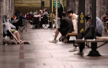 Люди в бомбоубежище метро Киева во время воздушной тревоги после ракетного удара