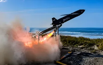 Запуск британского дрона-камикадзе TigerShark с пусковой установки на побережье