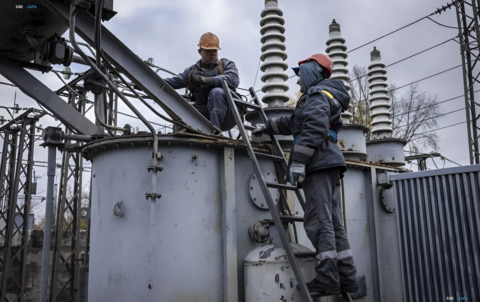 DTEK-Energetiker reparieren einen beschädigten Transformator an einer Umspannstation nach Beschuss