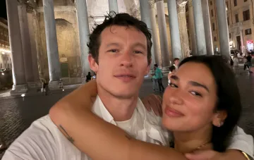 Dua Lipa und Callum Turner posieren für ein Selfie vor antiken Säulen in Rom während ihres italienischen Hochzeitsmonats