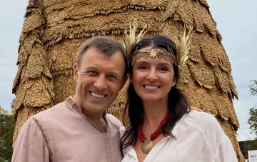 Ukrainische Popstars in ethnischen Kostümen beim Festival 'Viriy. Prostonеba' auf der WDNCh im August 2026