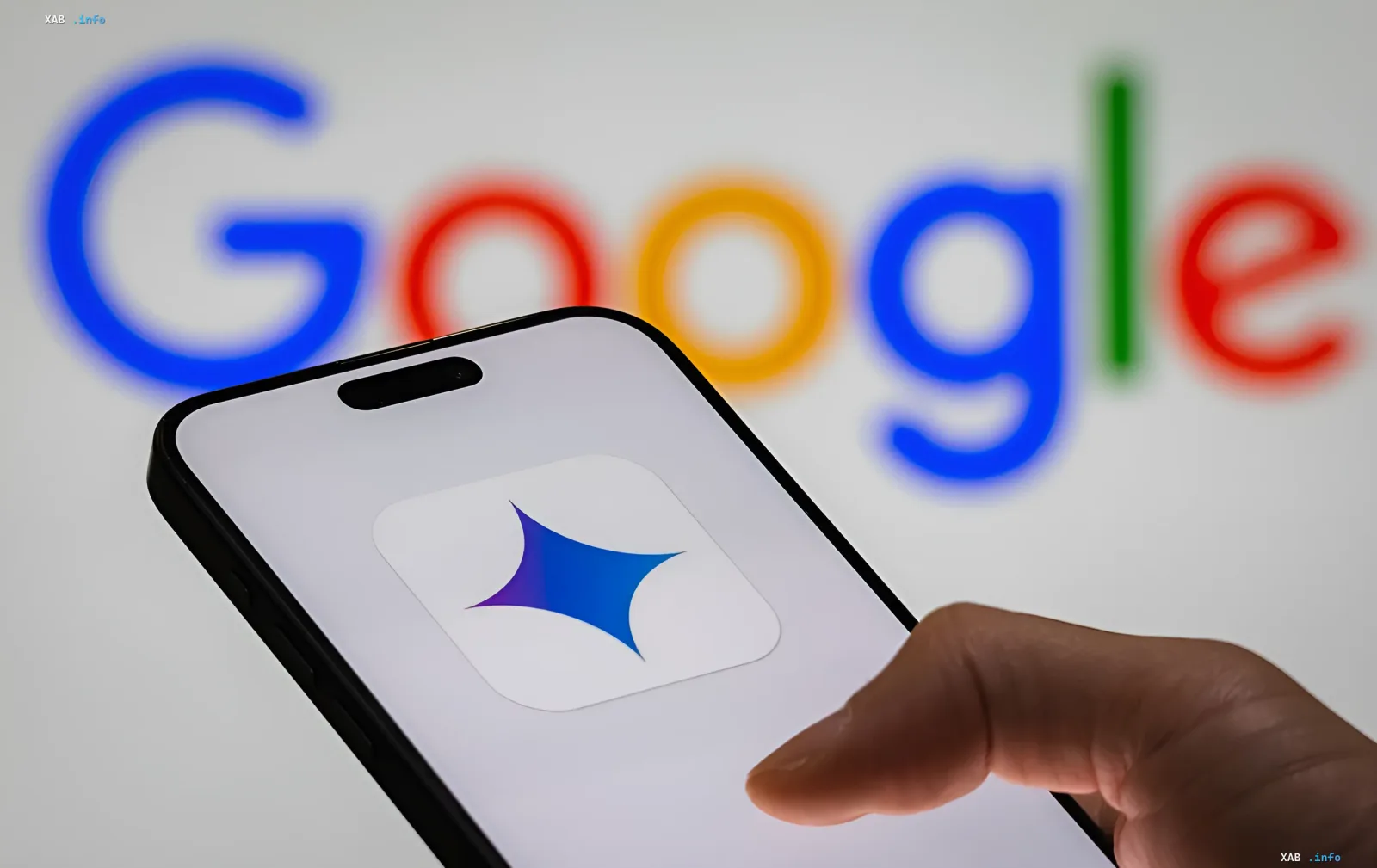 Смартфон с логотипом Gemini на экране перед размытым логотипом Google, иллюстрирующий утечку данных из Google Docs