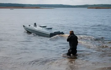 Морской дрон Magura-V4 в действии: оператор запускает беспилотник с берега для удара по целям в Крыму
